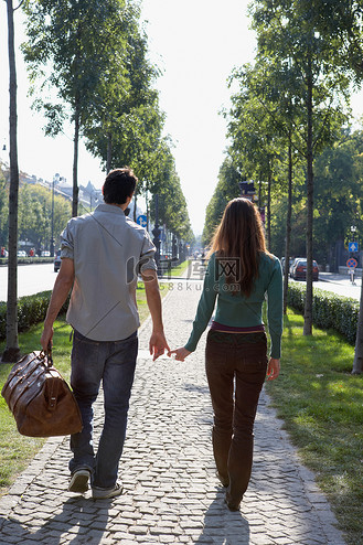 一对背着大包一起走的情侣