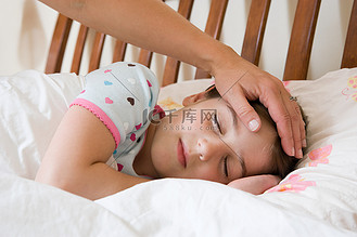 睡梦中的女孩成人的手放在头上