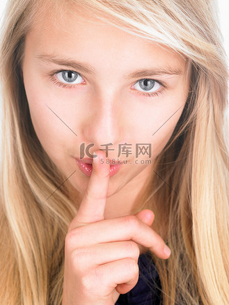 手捂着嘴巴图片素材_用手指捂住嘴巴的女孩