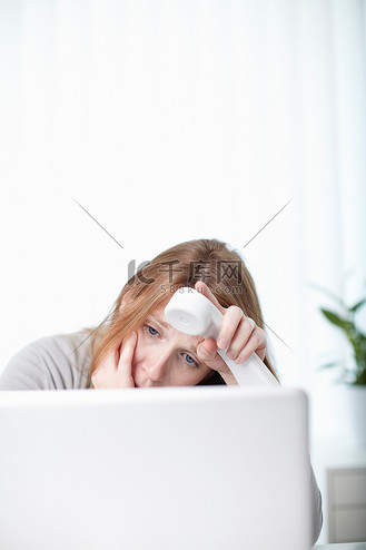 忧心忡忡的女孩看着笔记本电脑