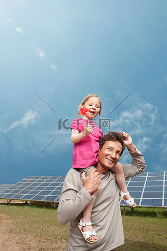 向上吧少年高清背景图片_太阳能电池板前的男人和女儿
