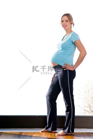 正在做运动的孕妇