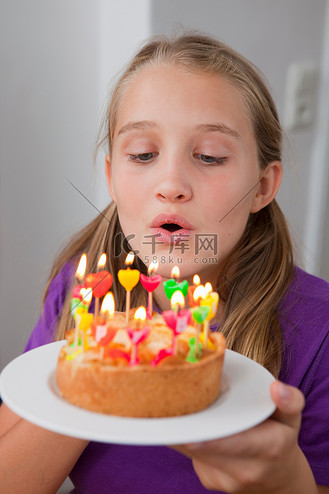 女孩吹灭生日蜡烛