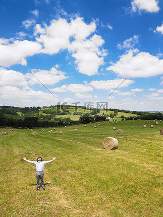 战场上图片素材_在战场上张开双臂的人