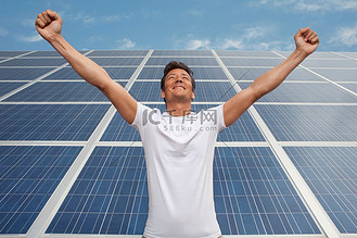 向上吧少年高清背景图片_站在太阳能电池板前的男子