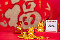 新年春节两个卡通龙摆件红色背景摆放摄影图配图