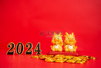 红金色蛋糕图片素材_春节2024两个金色龙红色背景摆放摄影图配图