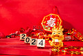 2024春节卡通龙摆件红色背景摆放摄影图配图