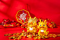 中国年春节两个龙摆件红色背景摆放摄影图配图