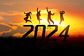 新年日落人物2024跳跃摄影图配图