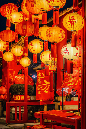 过年夜晚挂上喜庆灯笼摄影配图6