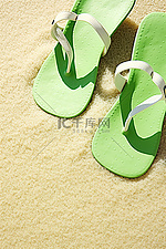 白色地毯上的绿色拖鞋