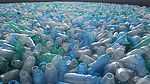 一堆高耸的废弃塑料瓶 3D 渲染说明了回收和环境意识
