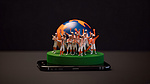 印度 vs 荷兰板球比赛球员在 3D 半球上与智能手机描绘进行比赛