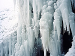 冰层中的雪 照片冰桥附近的冰柱