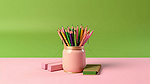 回到学校必需品粉红色背景上的绿板书和铅笔教育的 3D 概念化