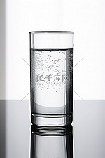 玻璃杯上装满水