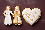 心形饼干的图像与两对已婚夫妇“充满爱”
