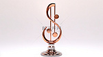 3d 渲染音乐奖杯青铜高音谱号和麦克风在白色背景