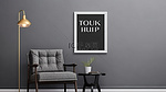 极简主义室内 3D 渲染黑色椅子和灯突出灰色墙壁与模型海报框架