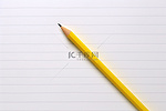 一支笔和一张黄色便条纸