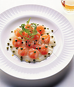 白盘上的简单虾，配番茄酱和刺山柑