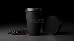 纯黑色背景上用于咖啡包装的带有塑料盖模型的黑色杯子的 3D 渲染