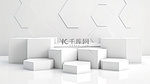 简约 3D 渲染白色六角形讲台，带有几何元素，用于白色背景上的产品展示