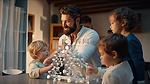 大胡子爸爸使用 3D 模型教他好奇的孩子们有关 DNA 结构的知识