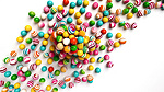 白色背景顶视图 3D 渲染上分散排列的彩色扭曲糖果