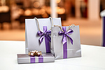 一个紫色和一个银色礼包