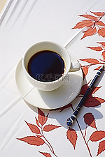 咖啡杯坐在餐巾和便条纸的边缘