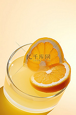 一片橙子，用于在玻璃杯中饮用