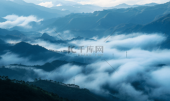 山顶云海中的发电风车
