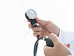 医生手拿血压器测量血压高清图片