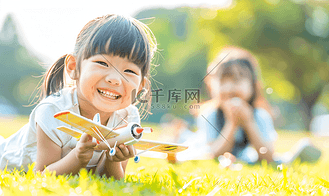 黄色的禁止图图片素材_亚洲人拿着玩具飞机在公园玩耍的快乐儿童
