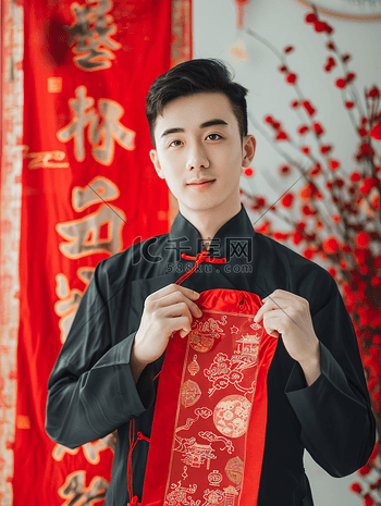 春节大门对联图片素材亚洲人青年男人过年贴春联