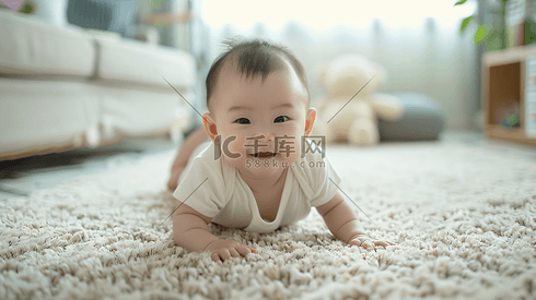趴在地毯上的婴儿摄影7