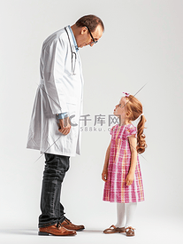 医生给小女孩检查视力问题