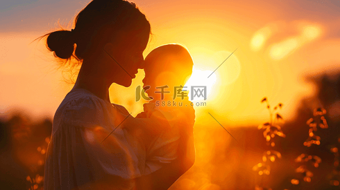 夕阳中妈妈抱着婴儿摄影7