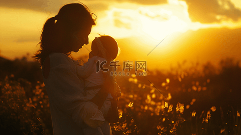 夕阳中妈妈抱着婴儿摄影1