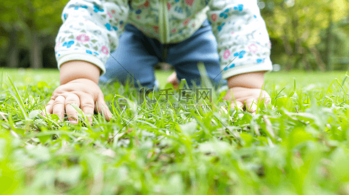 草坪上爬行的婴儿摄影2