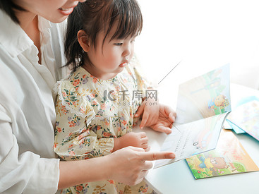 妈妈给孩子讲故事看书照片