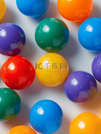 幼儿园识别系统高清背景图片_幼儿园学校体育馆有很多有色塑料球