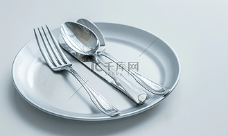带刀叉和勺子的空盘子或盘子