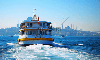 从伊斯坦布尔博斯普鲁斯海峡出发的渡轮