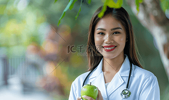 保健医学微笑的女医生听诊器绿苹果