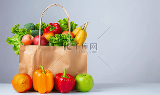 纸杂货袋中的水果蔬菜和产品