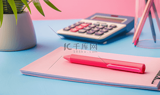 捐赠图书高清背景图片_桌子上有一个红色记号笔、一张粉色纸和计算器