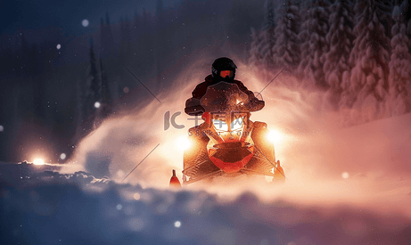 夜间在滑雪道上骑雪地摩托